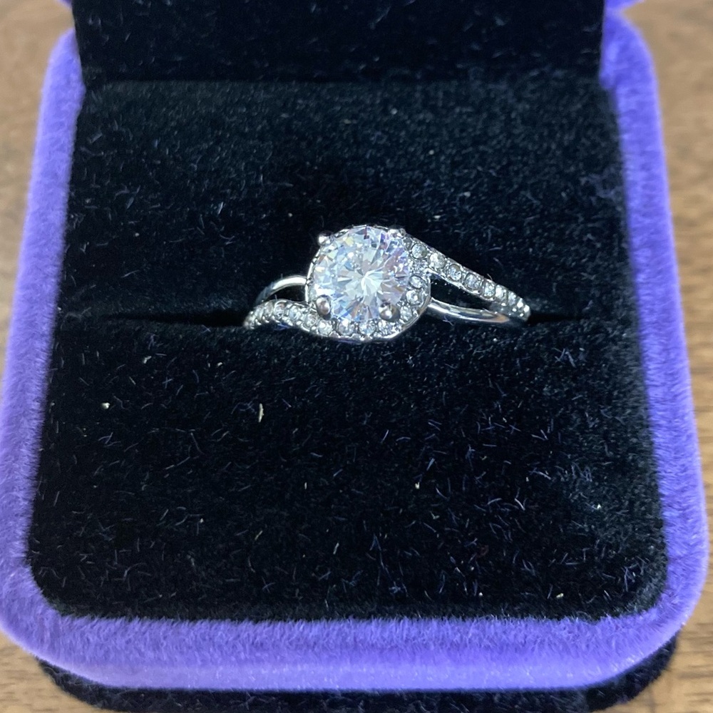 RS Silvertone & Rhinestones Ring 8